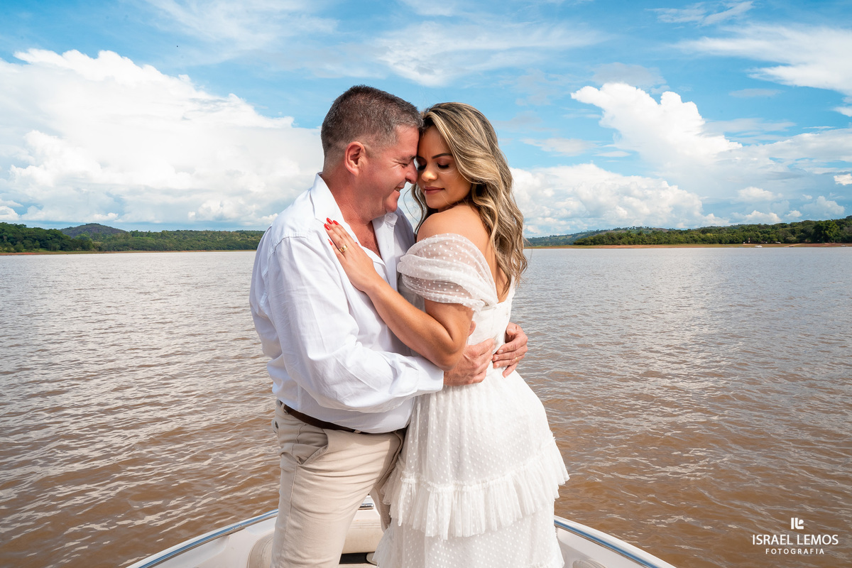 fotografo Israel Lemos faz lindas fotos na cidade de Carmo Do Cajuru com lancha alugada  
