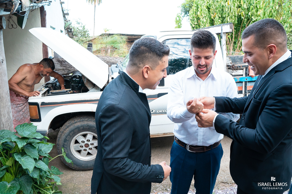 bateria acaba na hora do casamento e pai da noiva se vira pra arrumar d20 e toro