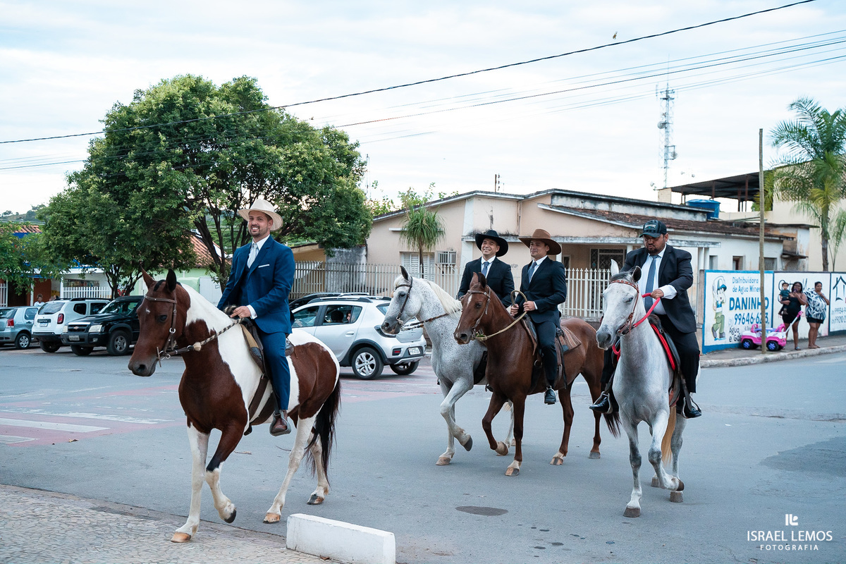 noivo chegar a cavalo na igreja dde inhuma 