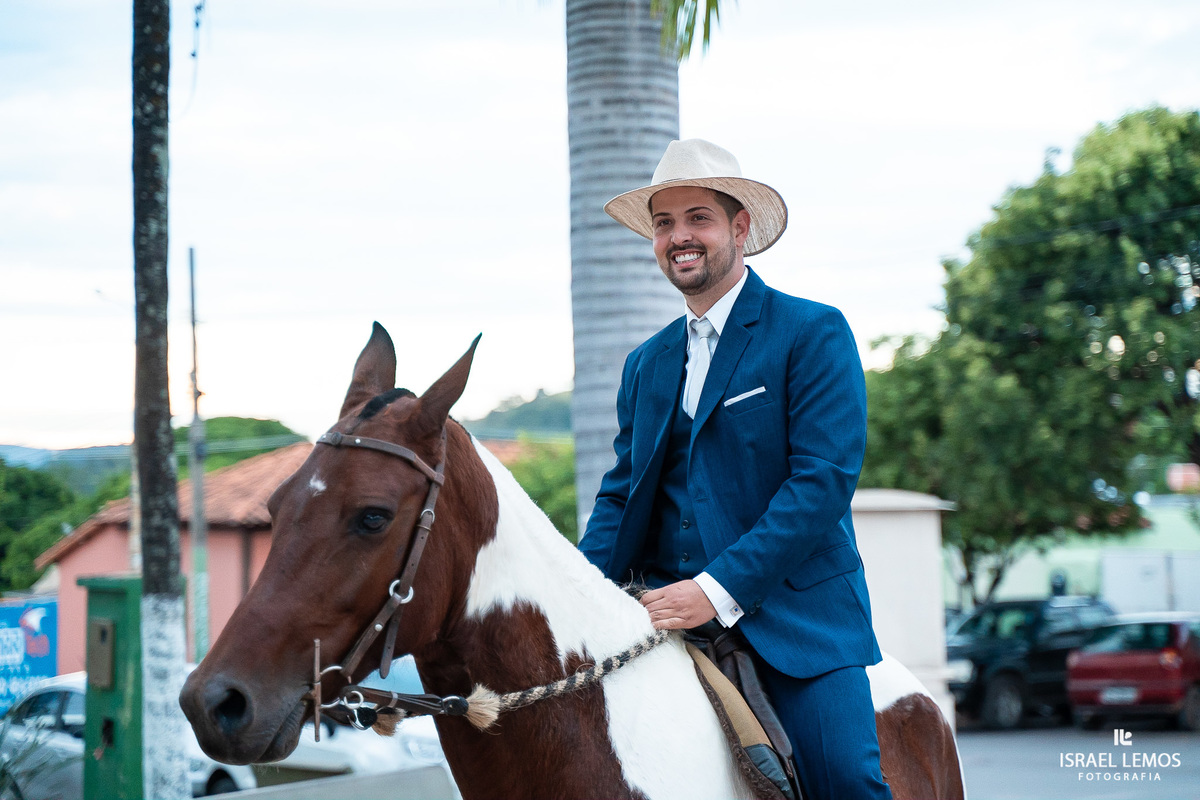 noivo chegar a cavalo na igreja dde inhuma e para a cidade 