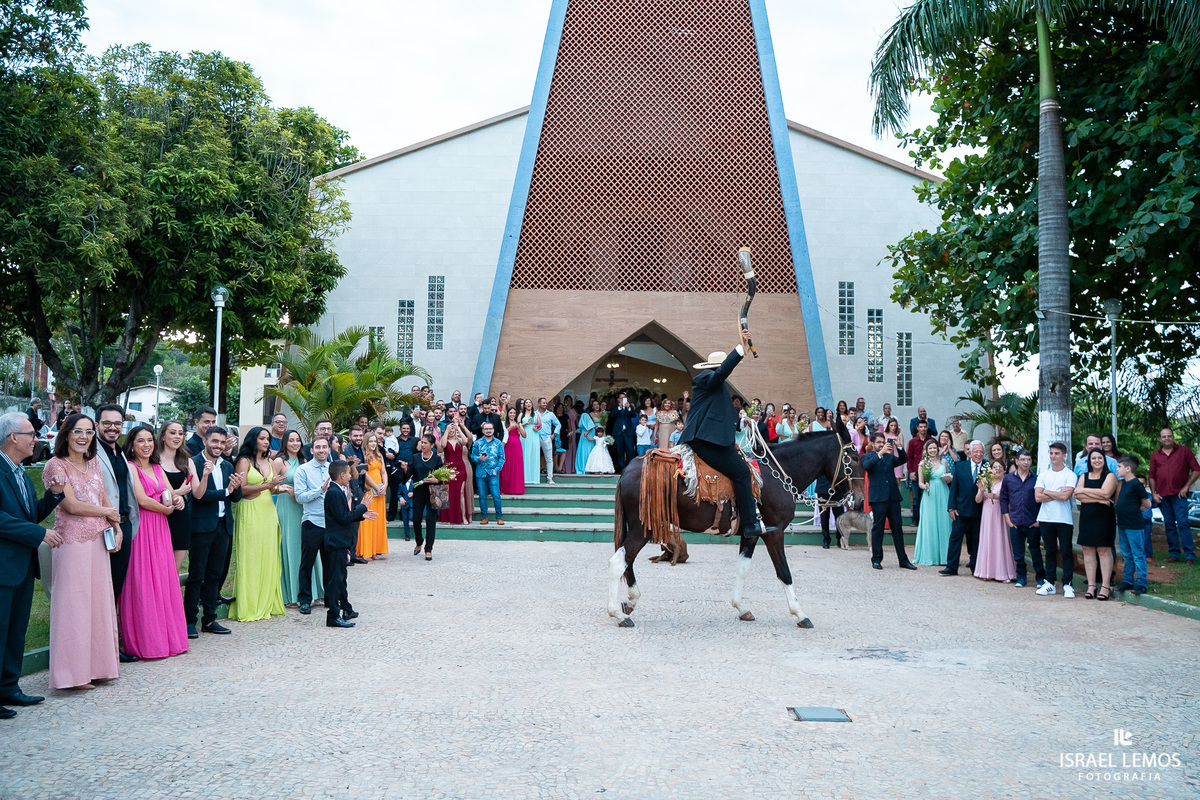 noivo chegar a cavalo na igreja dde inhuma e para a cidade 