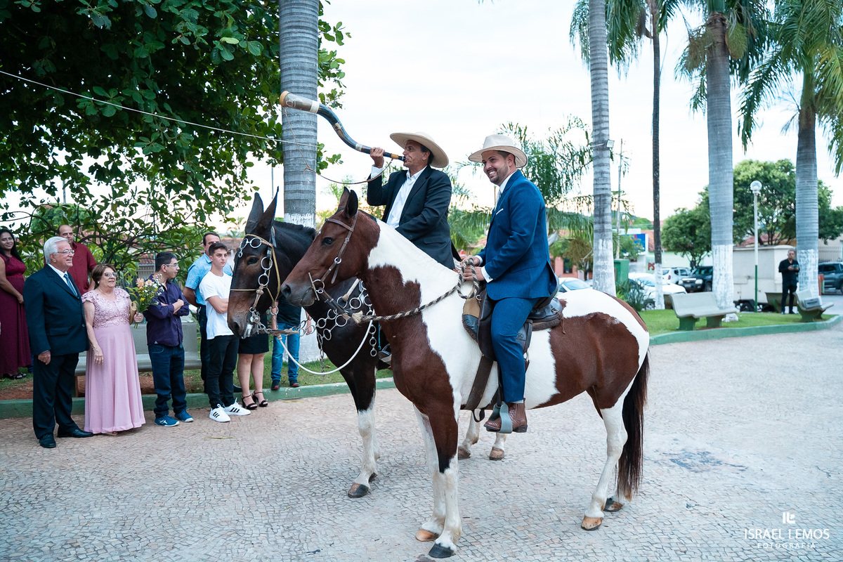 noivo chegar a cavalo na igreja dde inhuma e para a cidade 