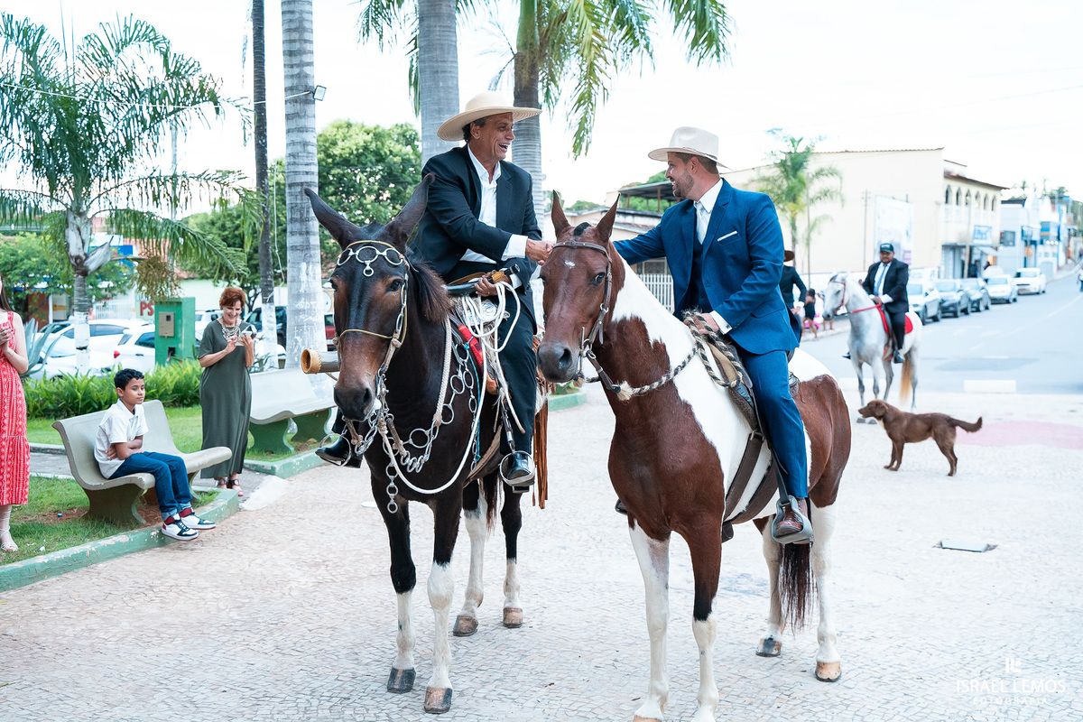 noivo chegar a cavalo na igreja dde inhuma e para a cidade 