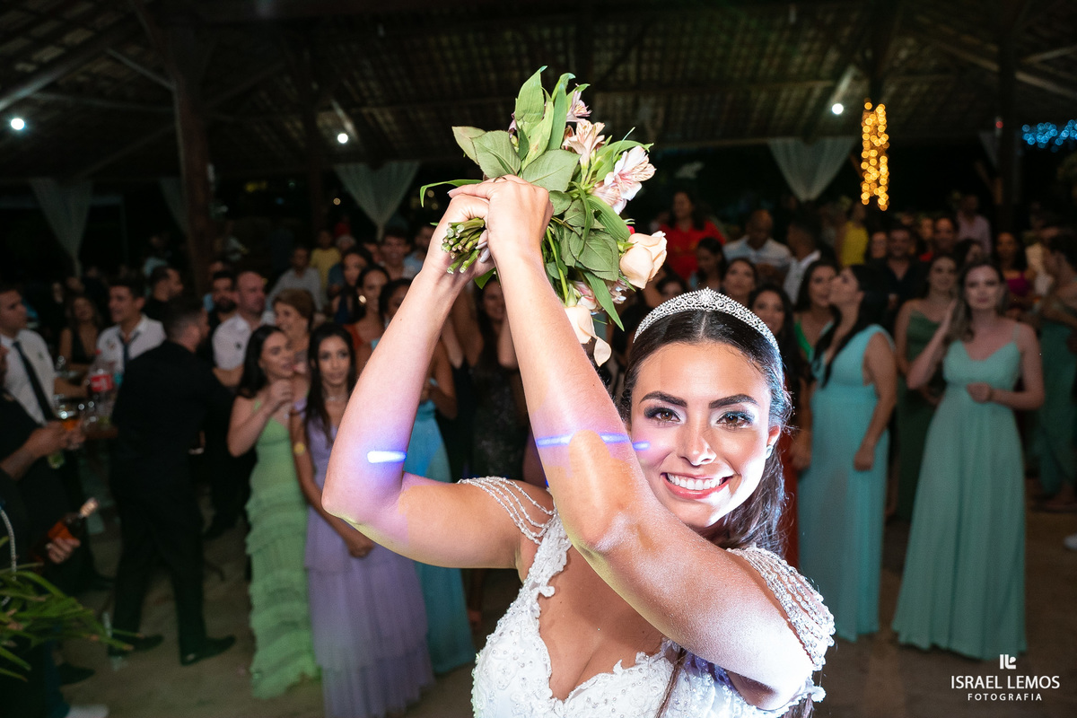 Noiva lud jogando o buque