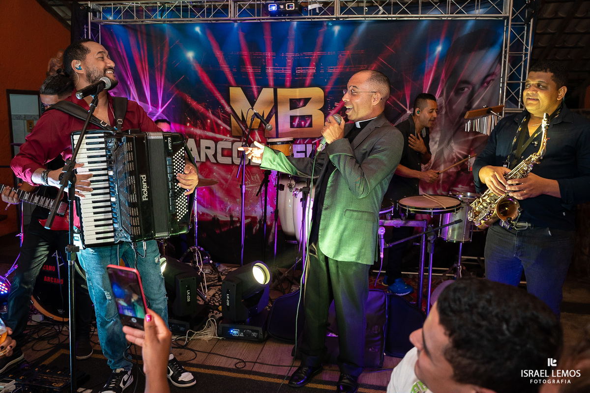 padre Adriano sobe no palco 