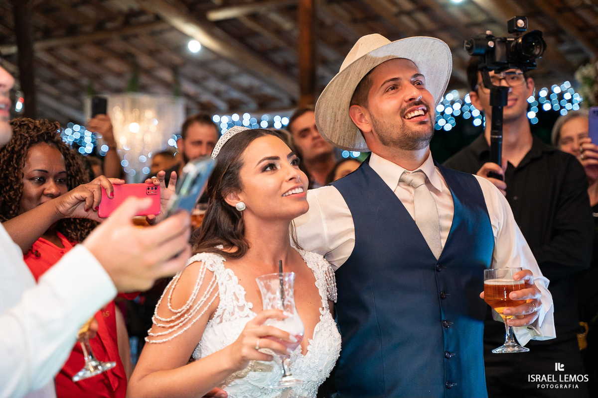 Recepção do casamento de vitor e ludimyla esse casal de veterinários fizeram a festa de casamento no coninho em inhaúma com fotos lindas Israel Lemos fotografo de casamento