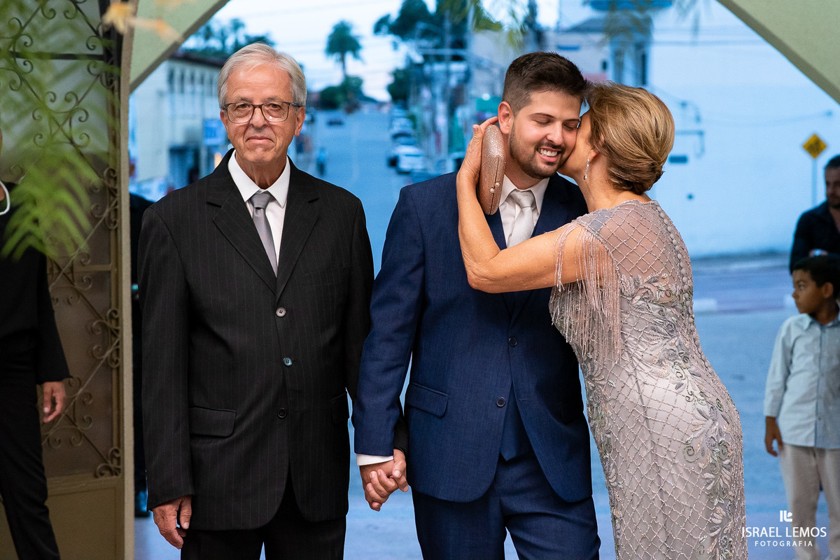 despedindo da sua mae para o casamento
