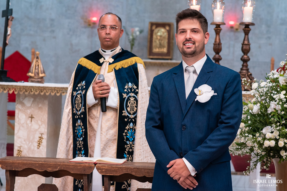noivo vitor esperando sua Amanda Ludmyla no altar da igreja de inhaúma 
