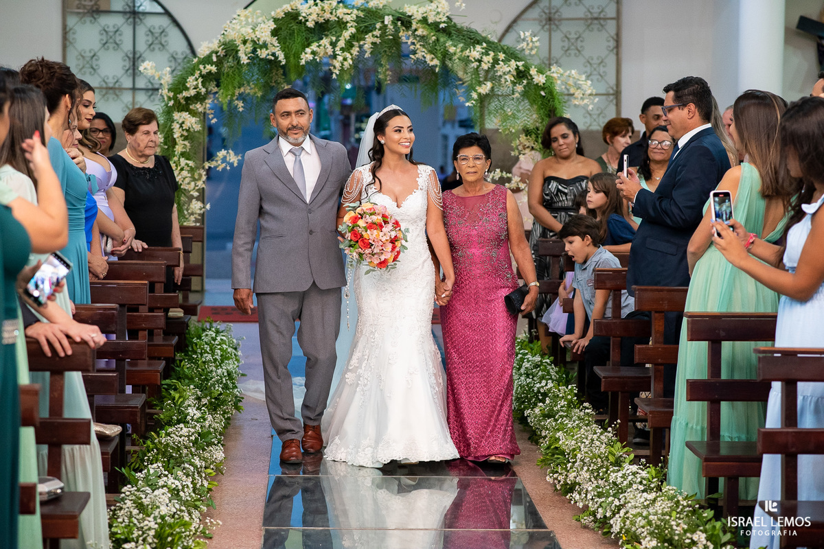 Que noiva linda viu!!!
Ludmyla estava perfeita como vestido de Silmara noivas 