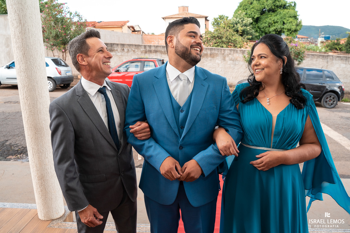 noivo na porta da igreja