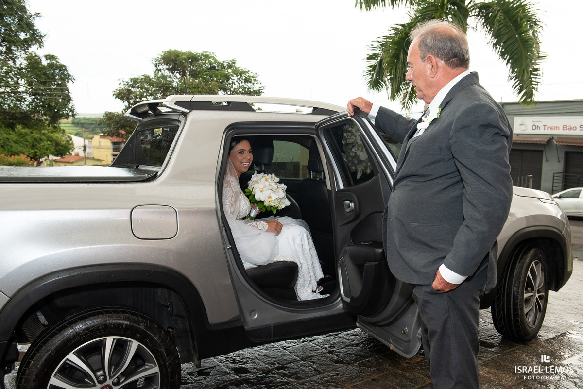 Noiva saindo do carro 