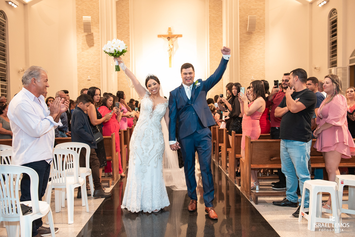 saída triunfal do casal Lucas e Camila 