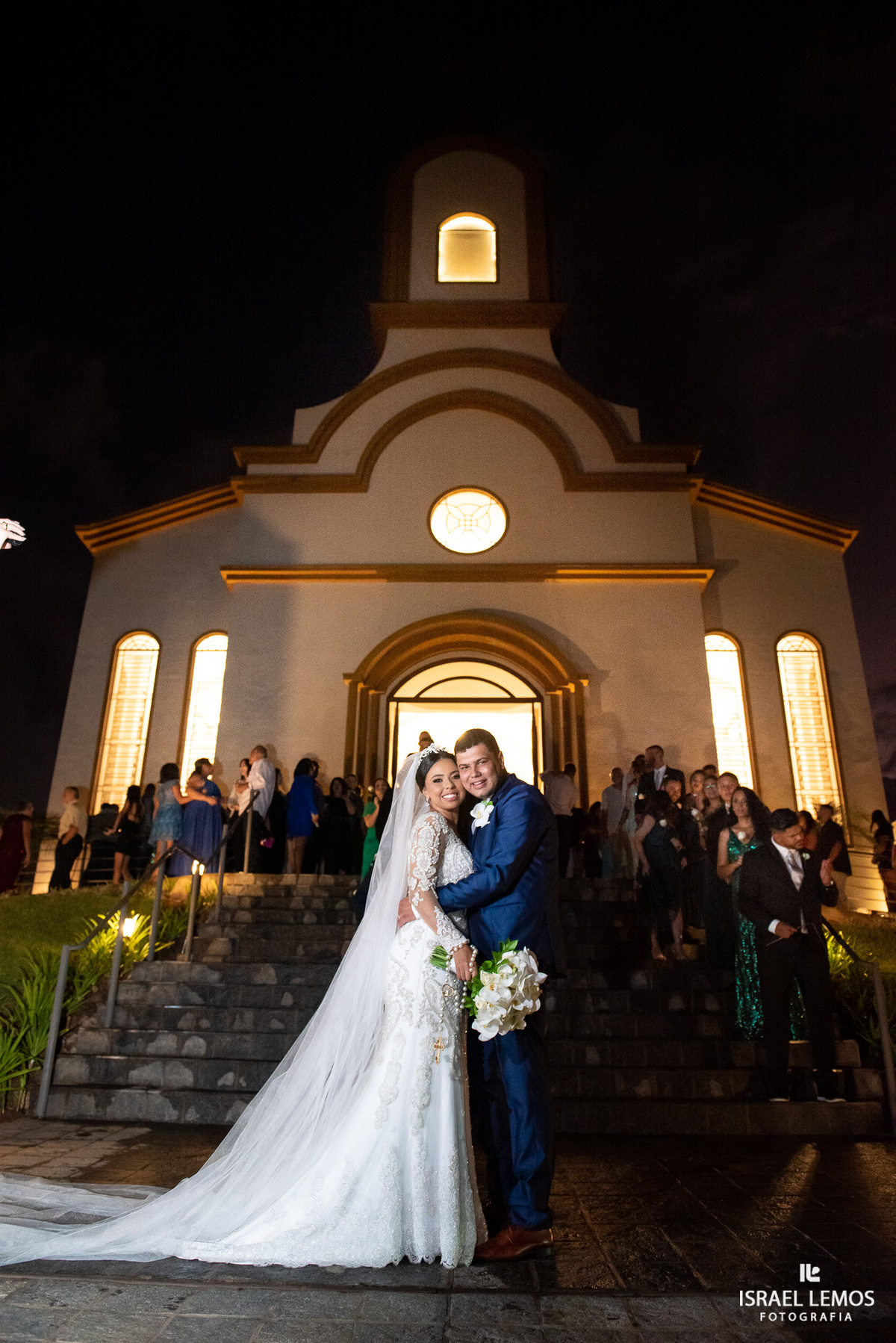Imagem noturna da igreja de Sao Pedro 