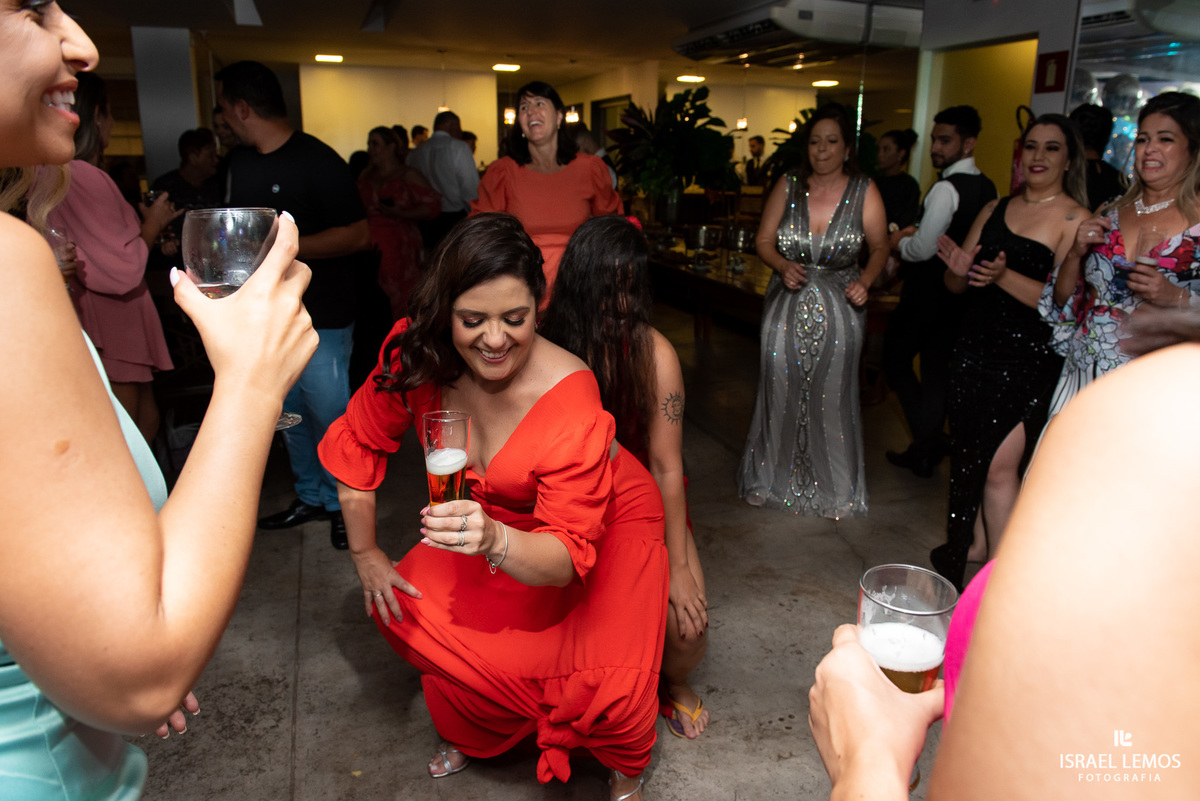 madrinha vai ate o chão e festa rola solta