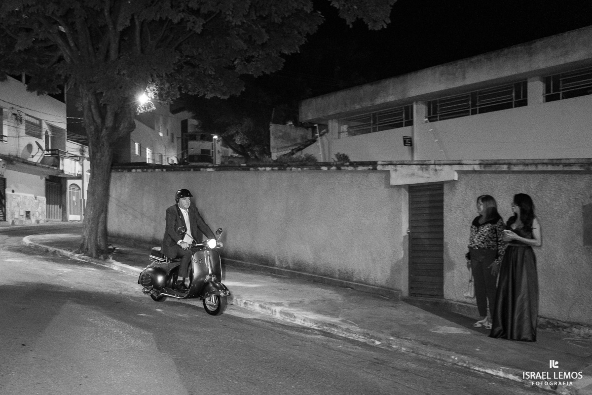 noivo andre granja brasilia chega de vespa para o casamento