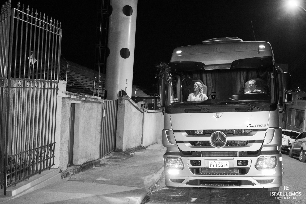 noiva chega no caminhão da granja brasilia