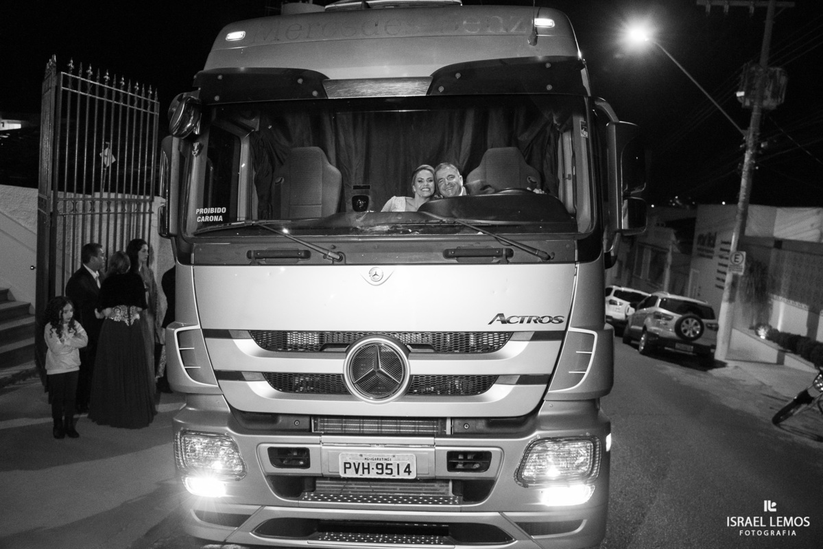 noiva chega no caminhão da granja brasilia