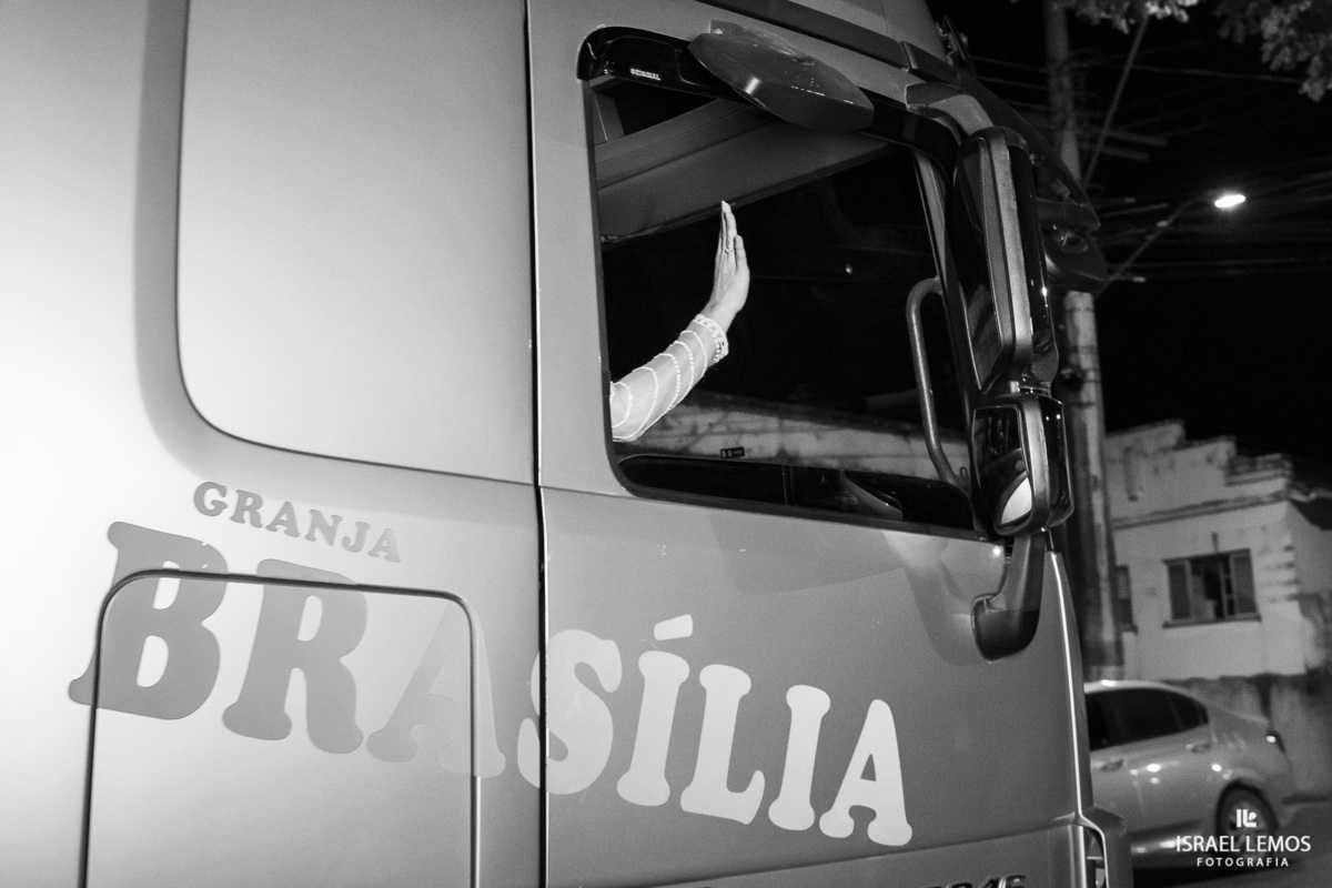 noiva chega no caminhão da granja brasilia