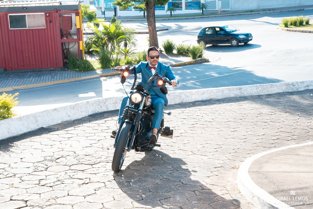 noivo chegando  moto em para de minas
