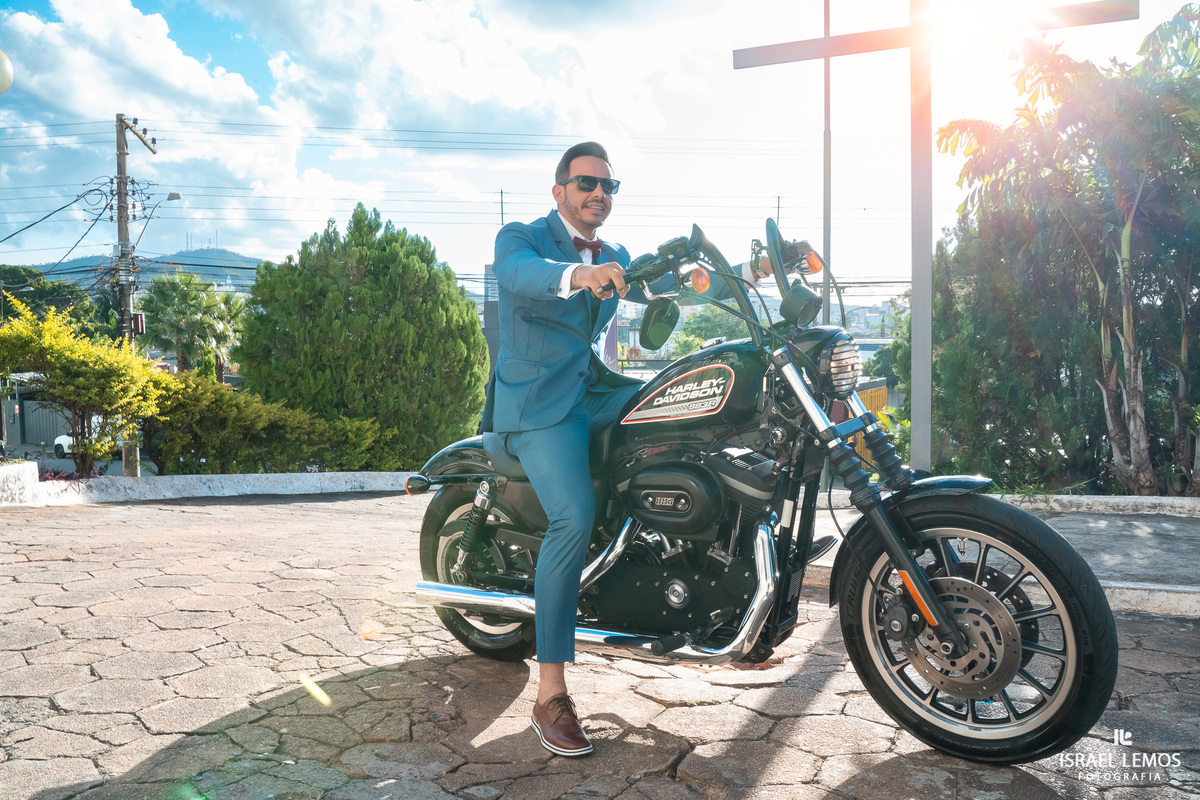 Noivo jr chega d moto para casamento 