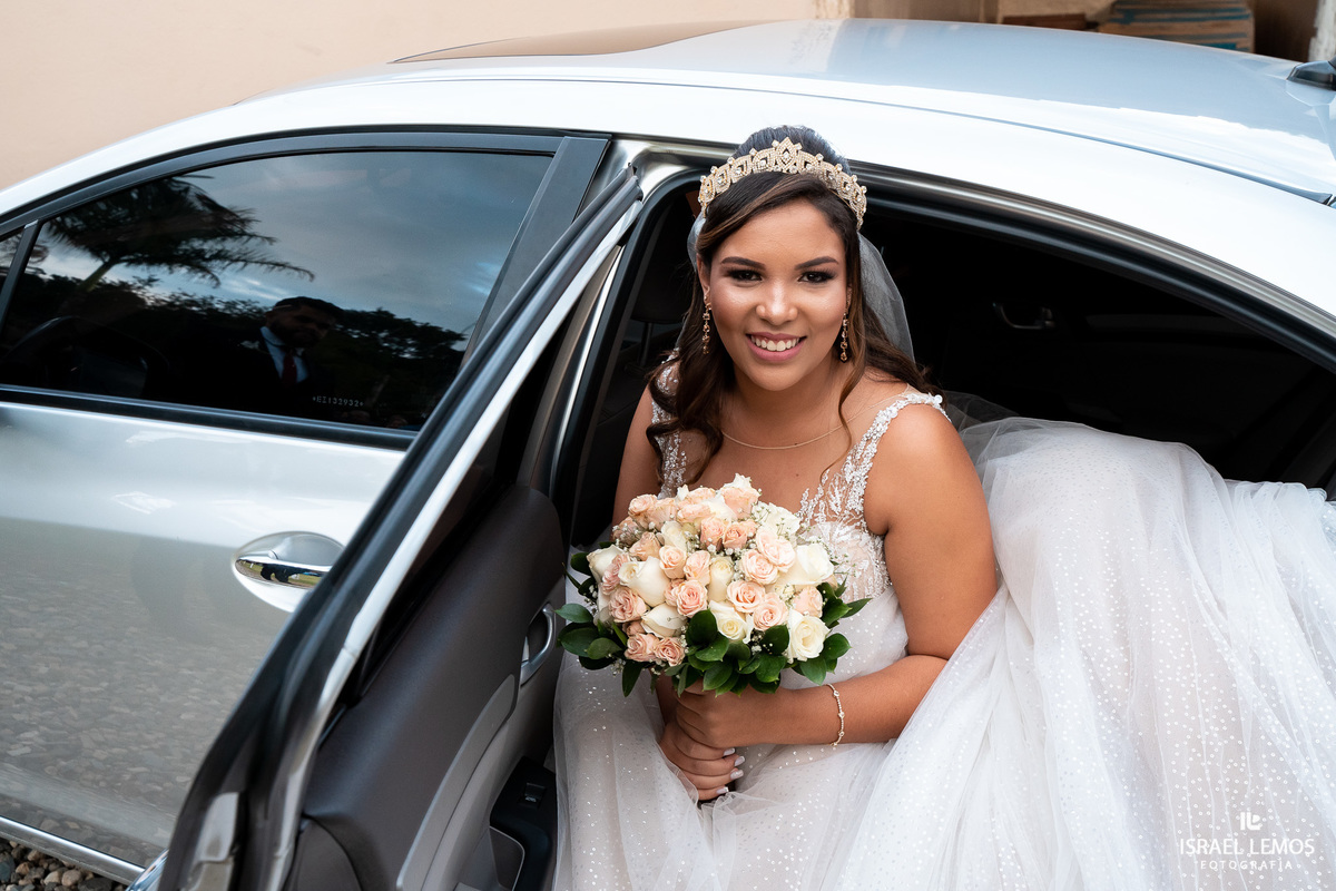 noiva eloisa saindo do seu carro 
