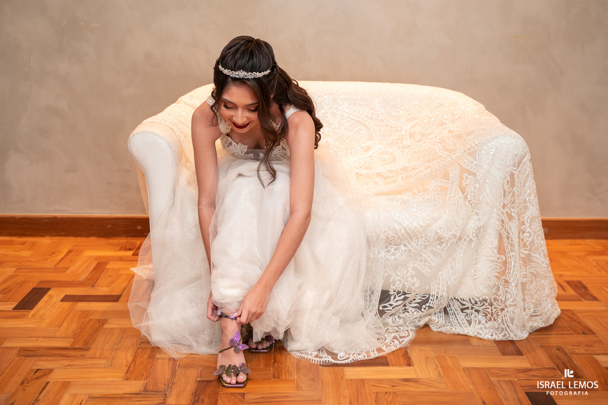 colocando o sapato para o casamento