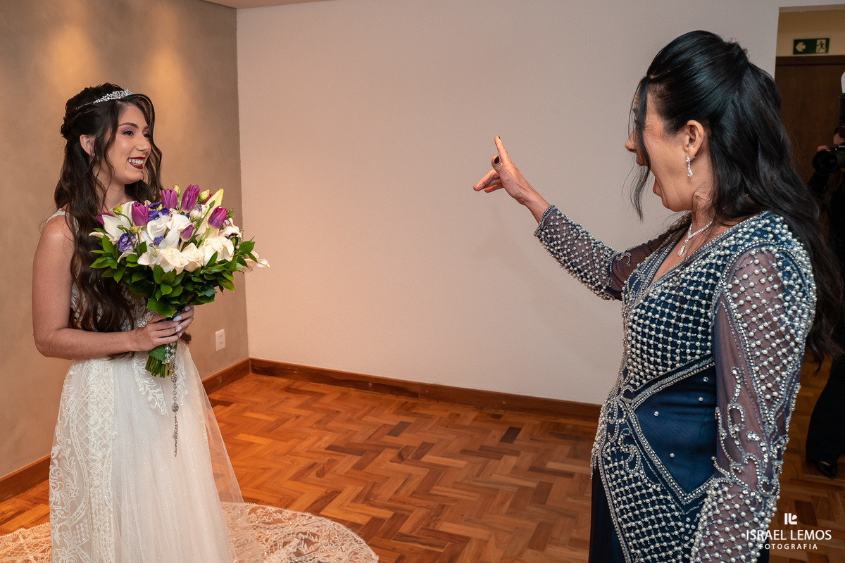 mae da noiva se emociona com noiva lindona Pampulha