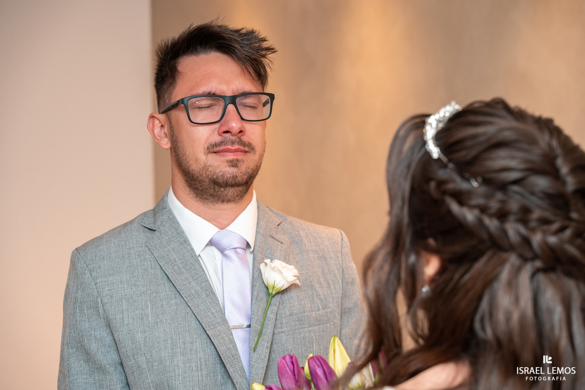 Irmao se emociona com o firsh look casamento na Pampulha pelo fotografo de casamento Israel Lemos belo horizonte