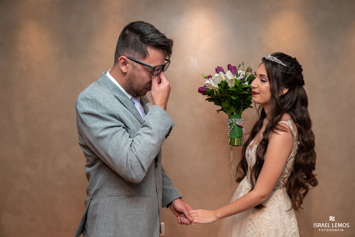 Irmao se emociona com o firsh look casamento na Pampulha pelo fotografo de casamento Israel Lemos belo horizonte