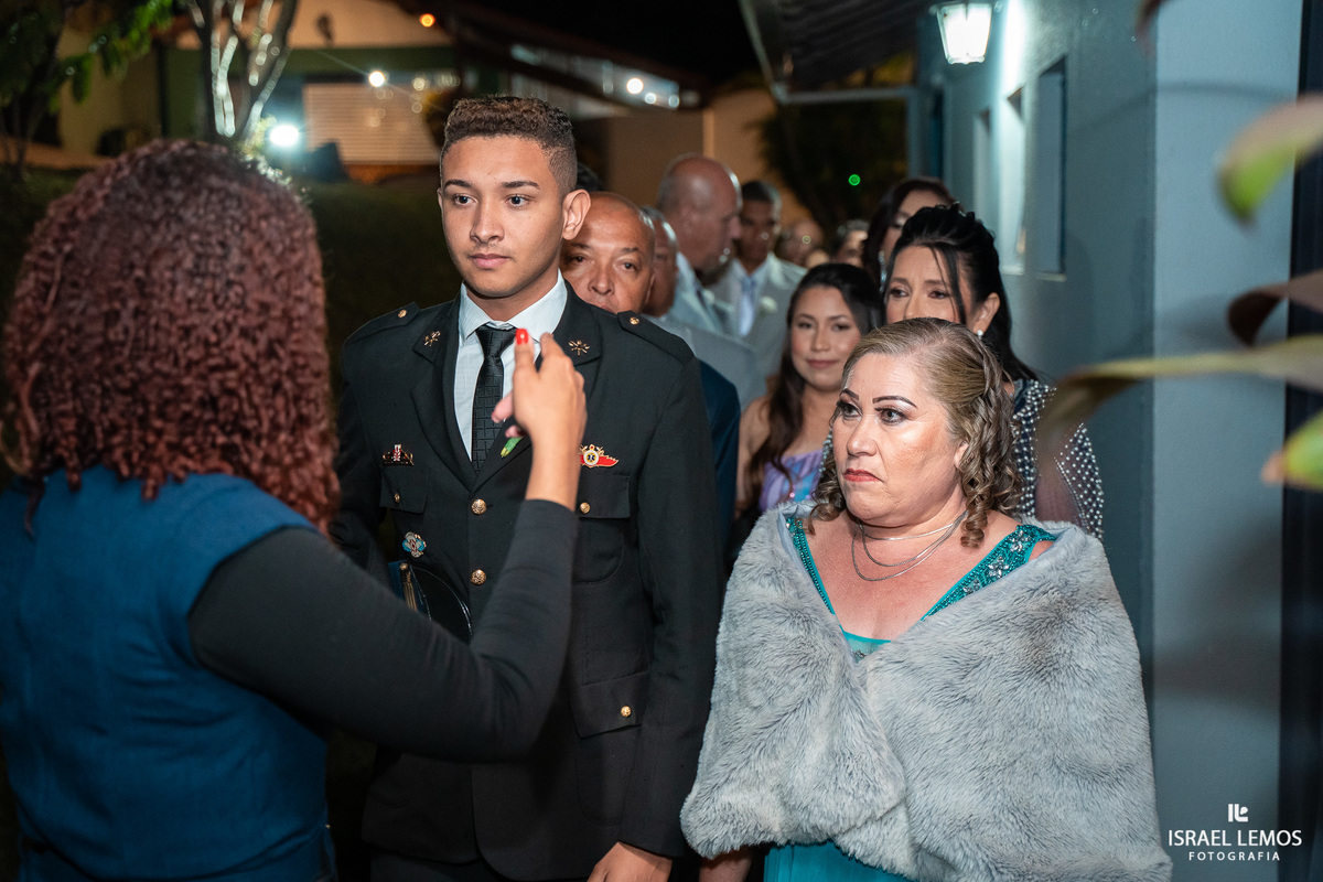 Noivo militar bombeiro se arrumando para casamento na Pampulha em Belo Horizonte mg com fotografo Israel Lemos da cidade de  bh