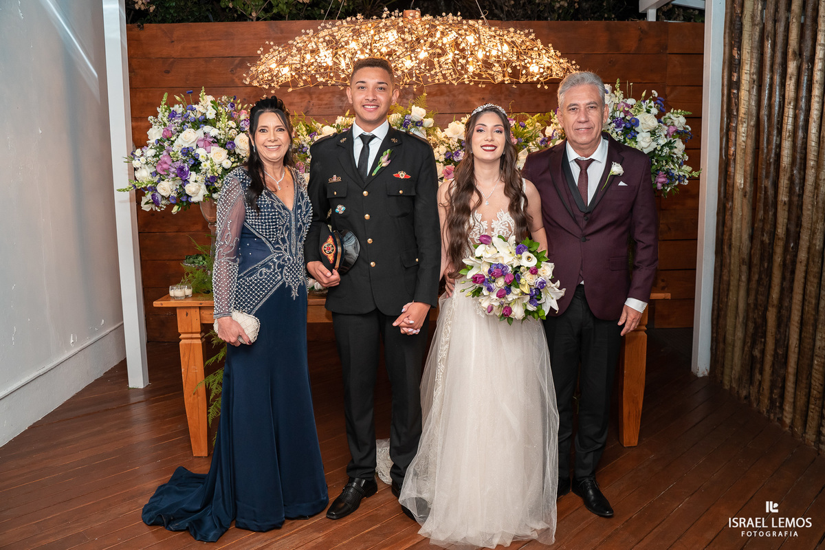 Confiram as fotos do casamento dos nossos queridos amigos, Brenda e Dhieferson.  Fotografei os 15 anos da Brenda e agora seu casamento.  Gostaria de agradecer aos amigos Hélio e Ivanethe por toda a amizade e por sempre confiarem em mim e toda a minha equi