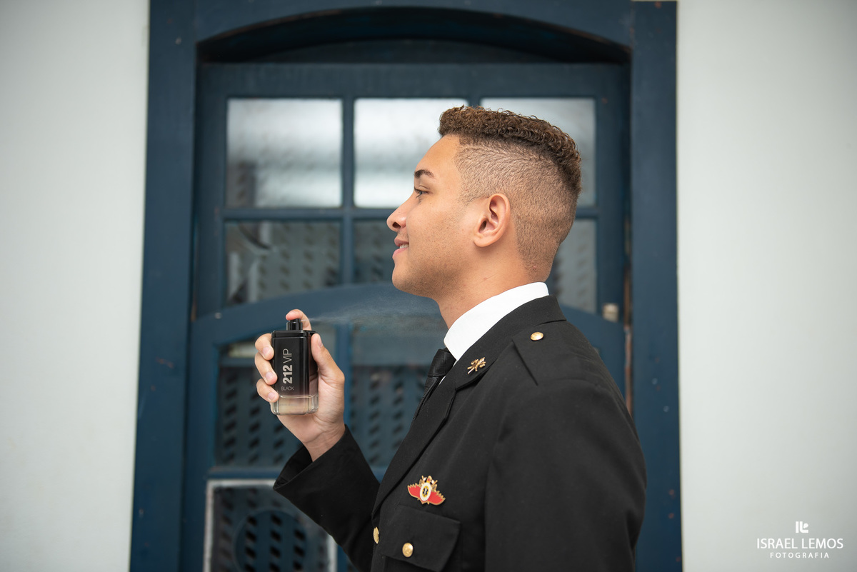 Noivo militar bombeiro se arrumando para casamento na Pampulha em Belo Horizonte mg com fotografo Israel Lemos da cidade de  bh