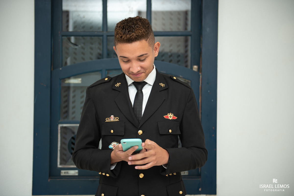 Noivo militar bombeiro se arrumando para casamento na Pampulha em Belo Horizonte mg com fotografo Israel Lemos da cidade de  bh