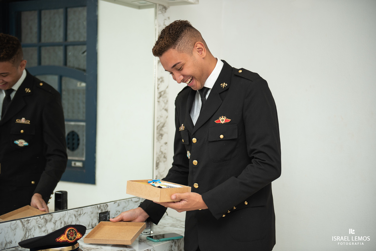 Noivo militar bombeiro se arrumando para casamento na Pampulha em Belo Horizonte mg com fotografo Israel Lemos da cidade de  bh