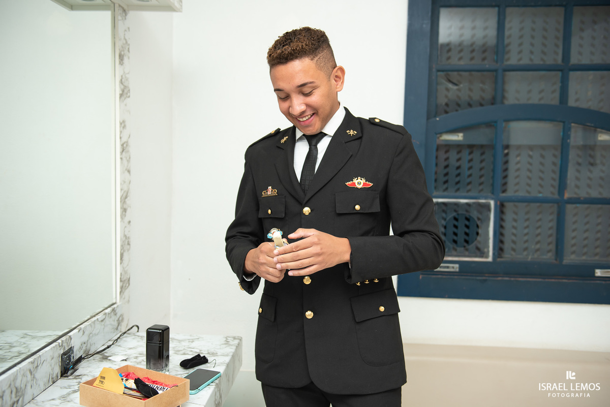 Noivo militar bombeiro se arrumando para casamento na Pampulha em Belo Horizonte mg com fotografo Israel Lemos da cidade de  bh