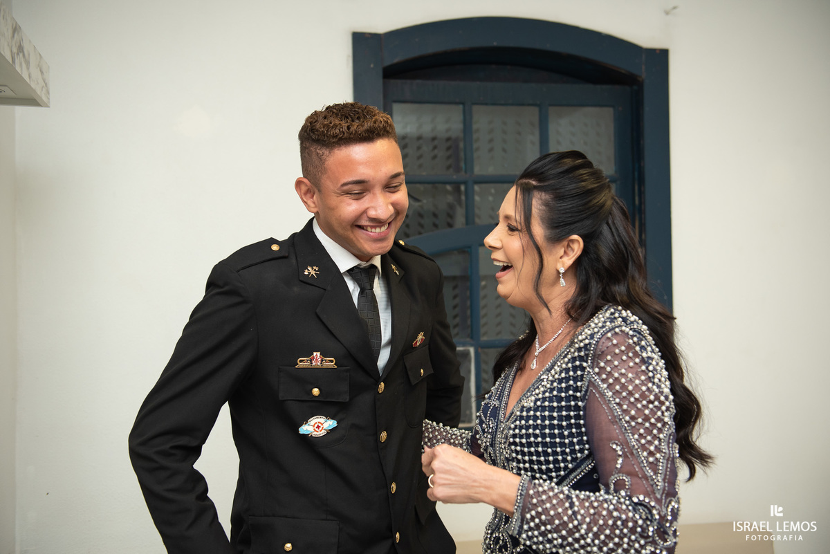 Noivo militar bombeiro se arrumando para casamento na Pampulha em Belo Horizonte mg com fotografo Israel Lemos da cidade de  bh
