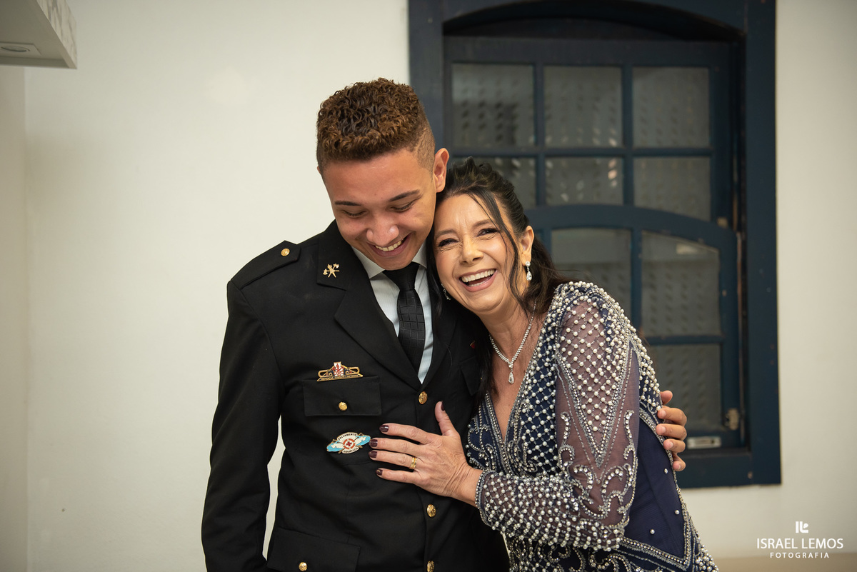 Noivo militar bombeiro se arrumando para casamento na Pampulha em Belo Horizonte mg com fotografo Israel Lemos da cidade de  bh
