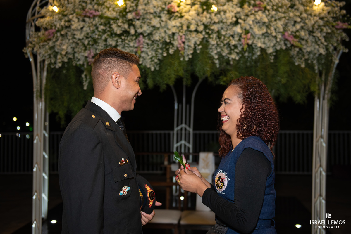 Cerimonial na PampulhaNoivo militar bombeiro se arrumando para casamento na Pampulha em Belo Horizonte mg com fotografo Israel Lemos da cidade de  bh