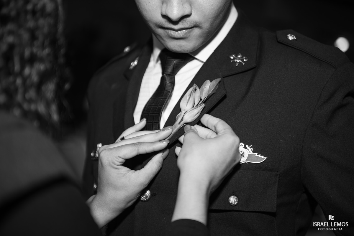 Noivo militar bombeiro se arrumando para casamento na Pampulha em Belo Horizonte mg com fotografo Israel Lemos da cidade de  bh