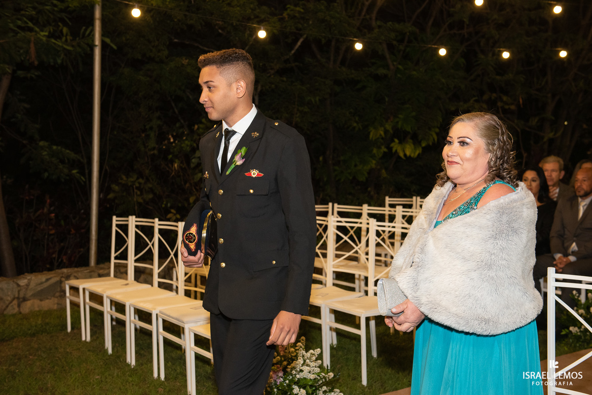 Noivo militar bombeiro se arrumando para casamento na Pampulha em Belo Horizonte mg com fotografo Israel Lemos da cidade de  bh