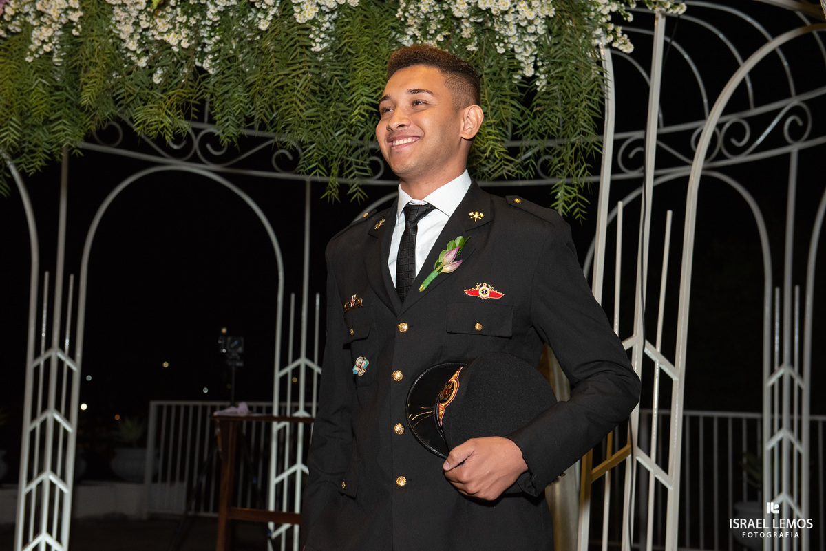 Noivo militar bombeiro se arrumando para casamento na Pampulha em Belo Horizonte mg com fotografo Israel Lemos da cidade de  bh