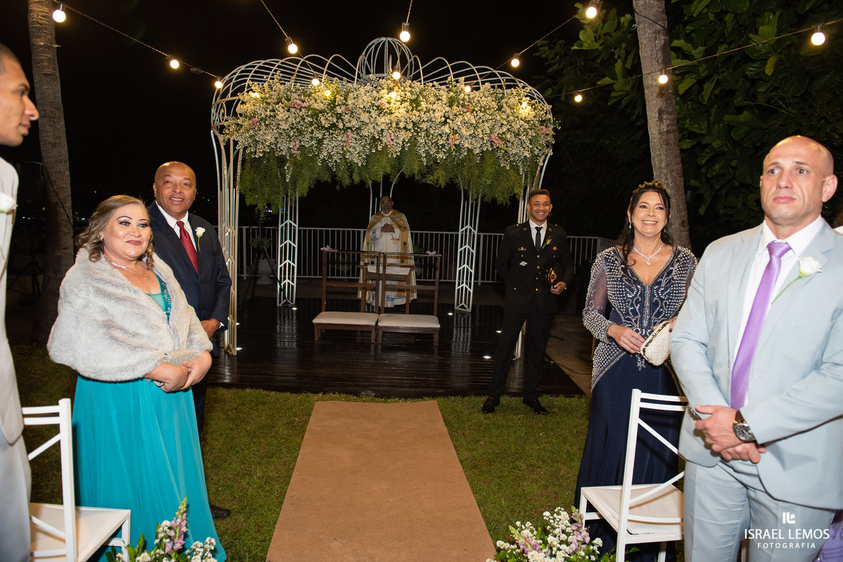 Noivo militar bombeiro se arrumando para casamento na Pampulha em Belo Horizonte mg com fotografo Israel Lemos da cidade de  bh