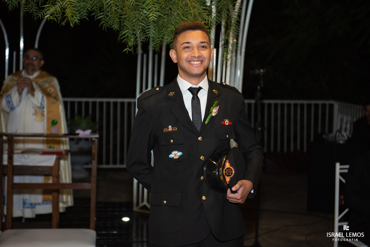 Noivo militar bombeiro se arrumando para casamento na Pampulha em Belo Horizonte mg com fotografo Israel Lemos da cidade de  bvh