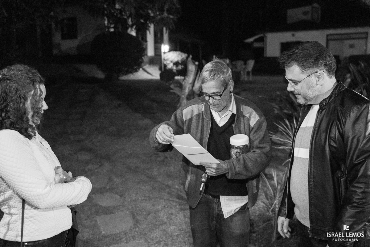 entrega de convite para o dono da pousada em São Bartolomeu