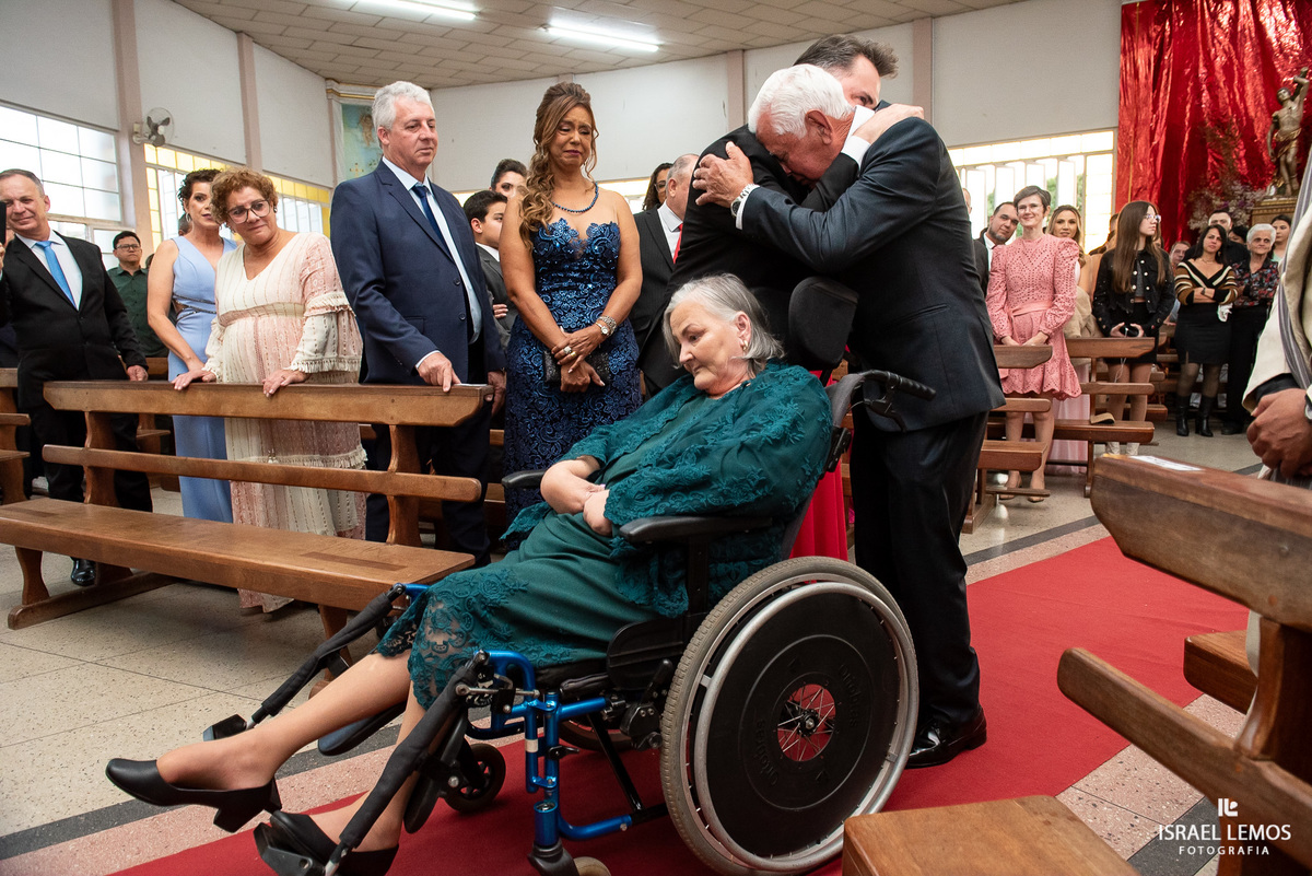 mae da noivo na cadeira de roda emociona a todos do casamento