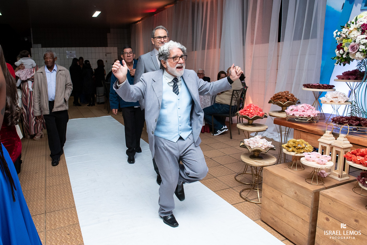 Pai da noiva faz festa no casamento 