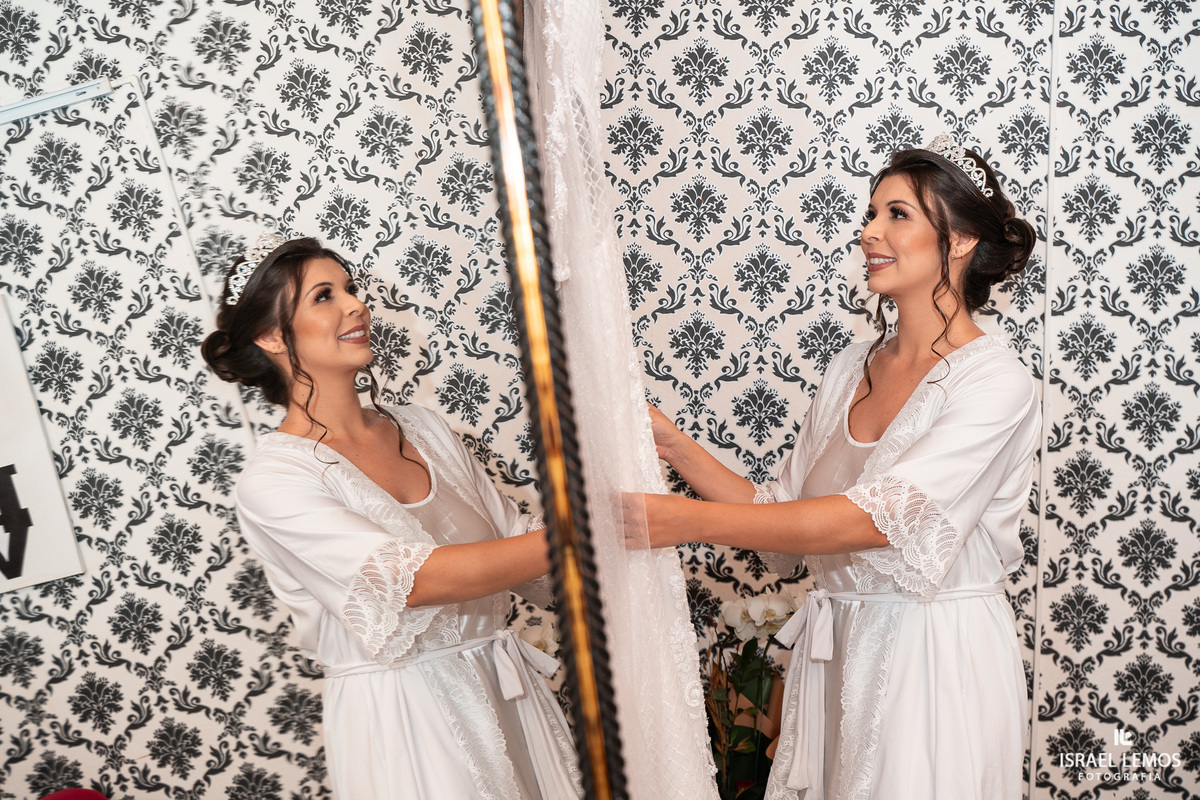 noiva olhando no espelho no espaco na Betania em pitangui