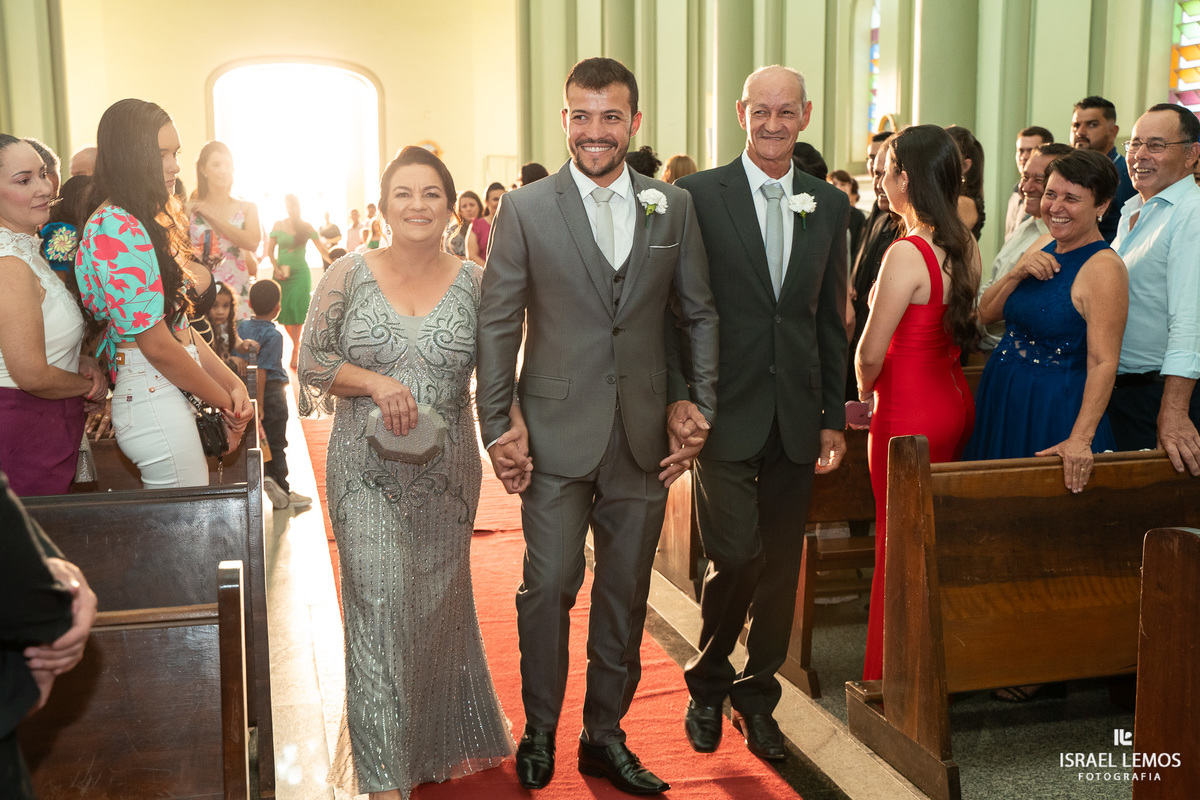 Casamento na igreja em Pitangui do casal Renata e Alisson fotos Israel Lemos 