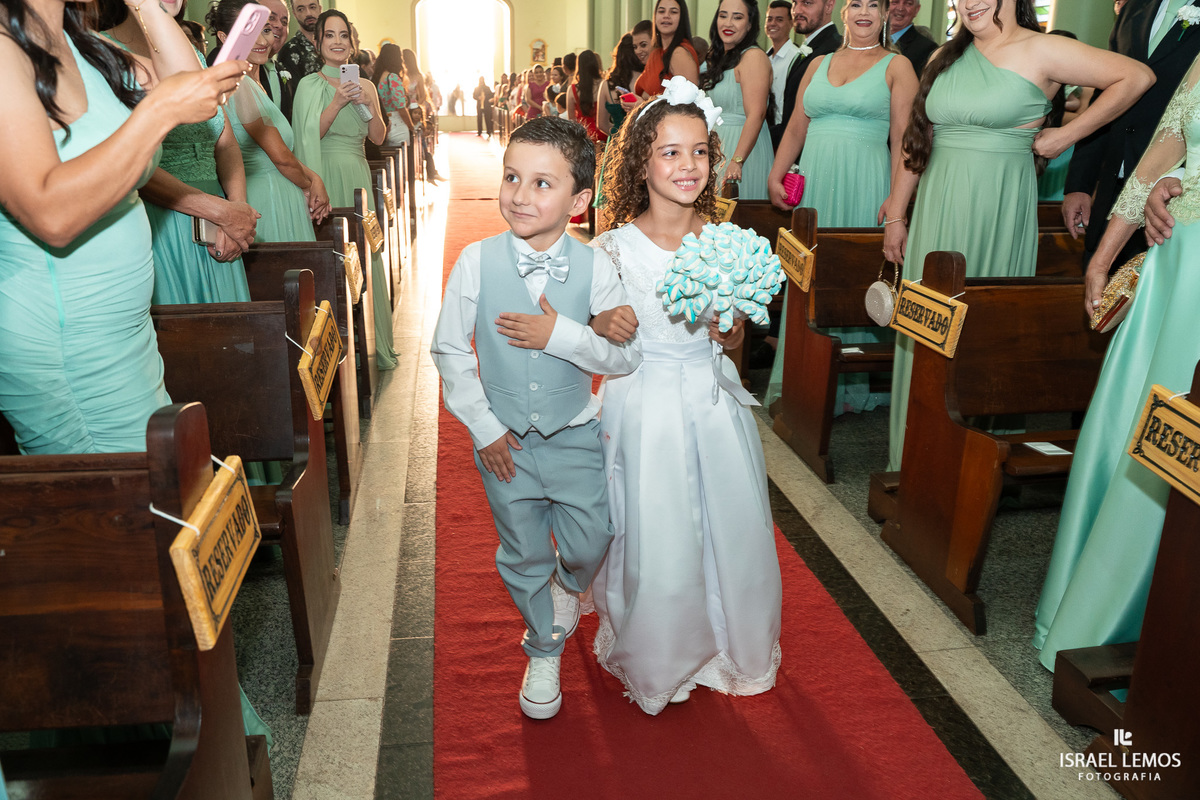 Casamento na igreja em Pitangui do casal Renata e Alisson fotos Israel Lemos 
