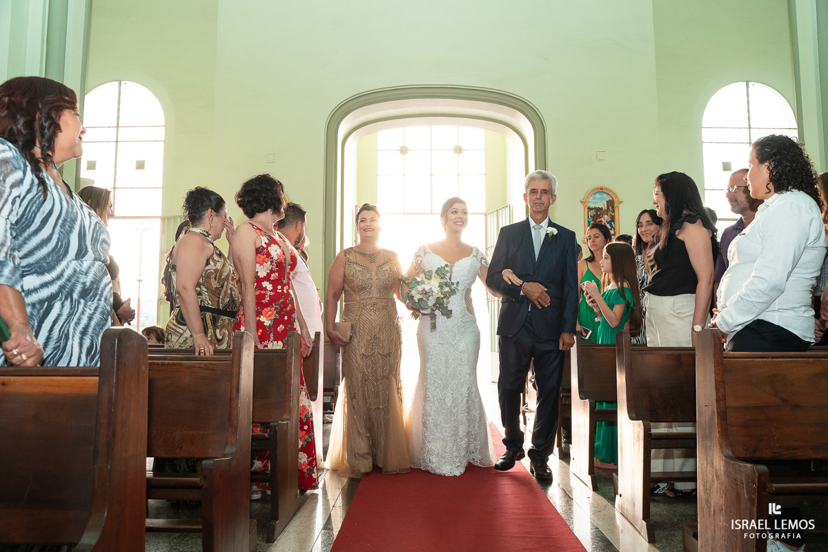 Casamento na igreja em Pitangui do casal Renata e Alisson fotos Israel Lemos 